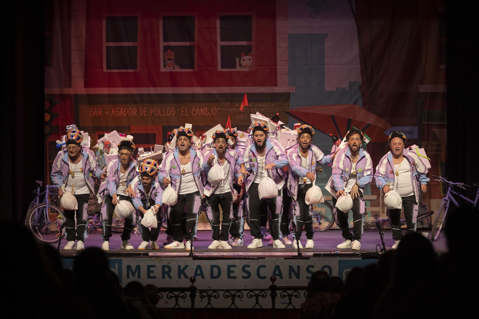 Imágenes de la actuación de la murga de Huelva '#QuedatEnCasa' en el Carnaval Colombino