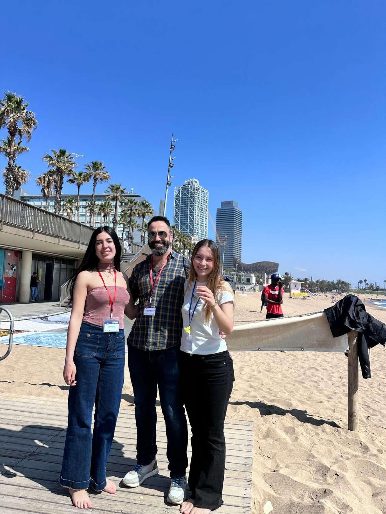 El profesor Michel junto a las alumnas Ana y Violeta en la playa de la Barceloneta, donde se hacía trabajo de campo