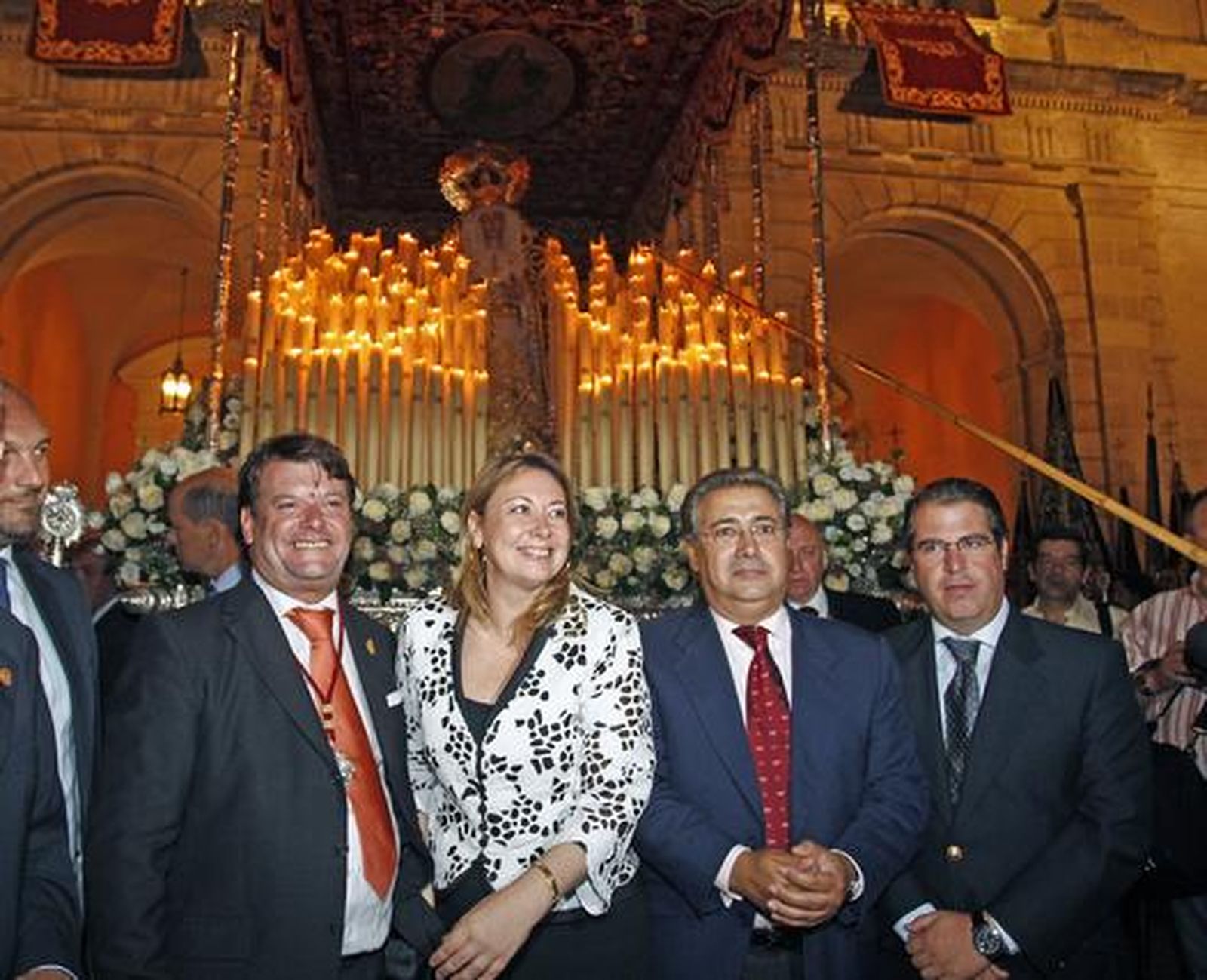 La Virgen de Regla vuelve a su templo tras ser coronada.

Foto: Antonio Pizarro