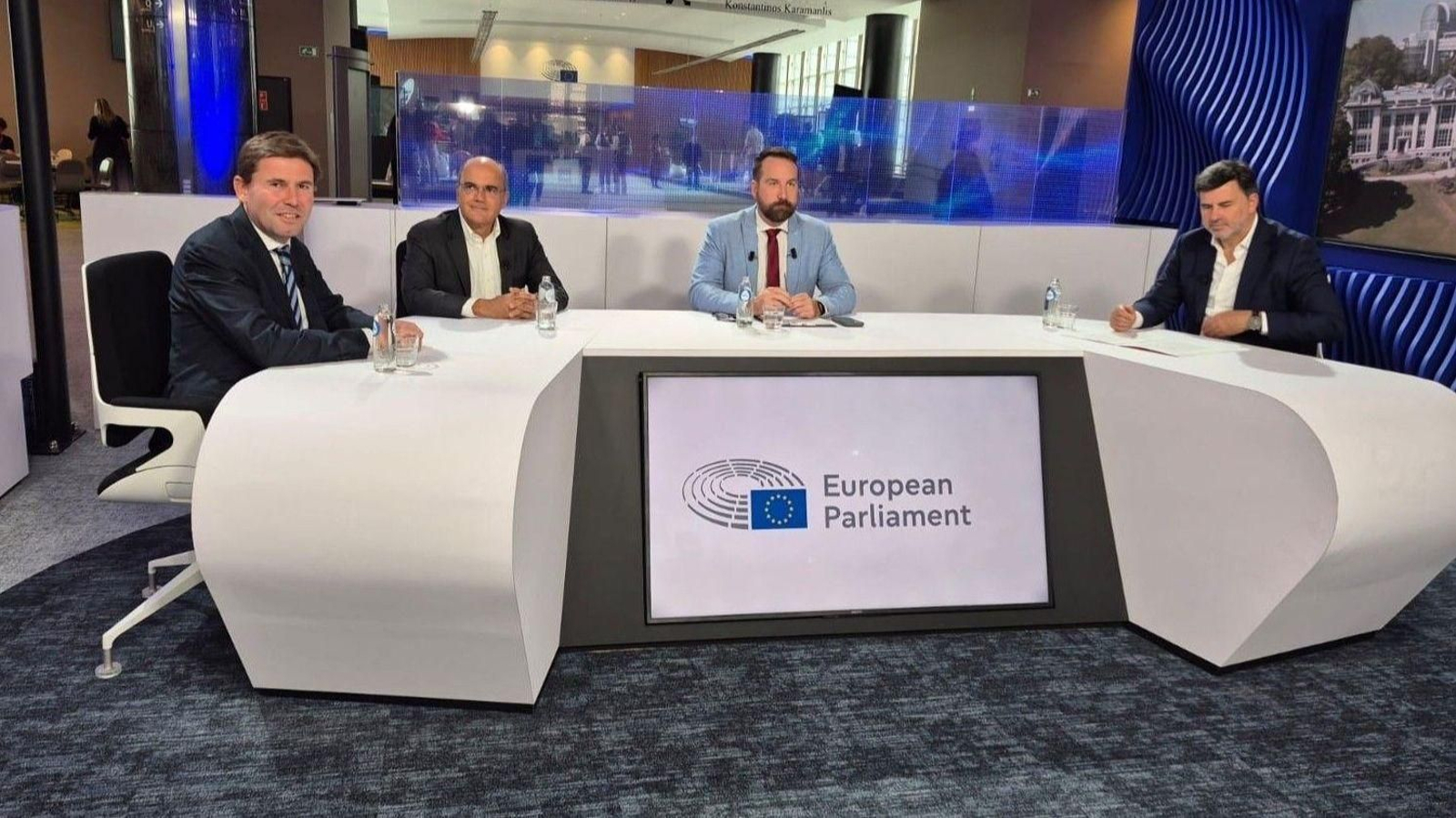 El director de Clean Energy  de Moeve, Carlos Barrasa, (segundo izquierda) en Bruselas.