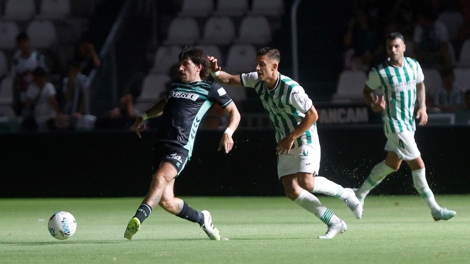 Bellerín da un pase a algún compañero durante el encuentro frente al Córdoba presionado por un rival.