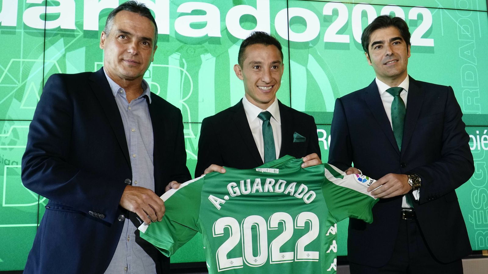 Guardado posa entre Alexis y Haro.