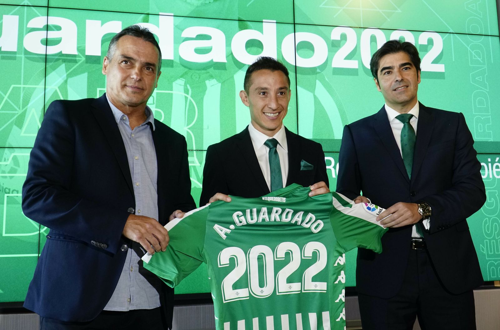 Guardado posa entre Alexis y Haro, en el día de su renovación.