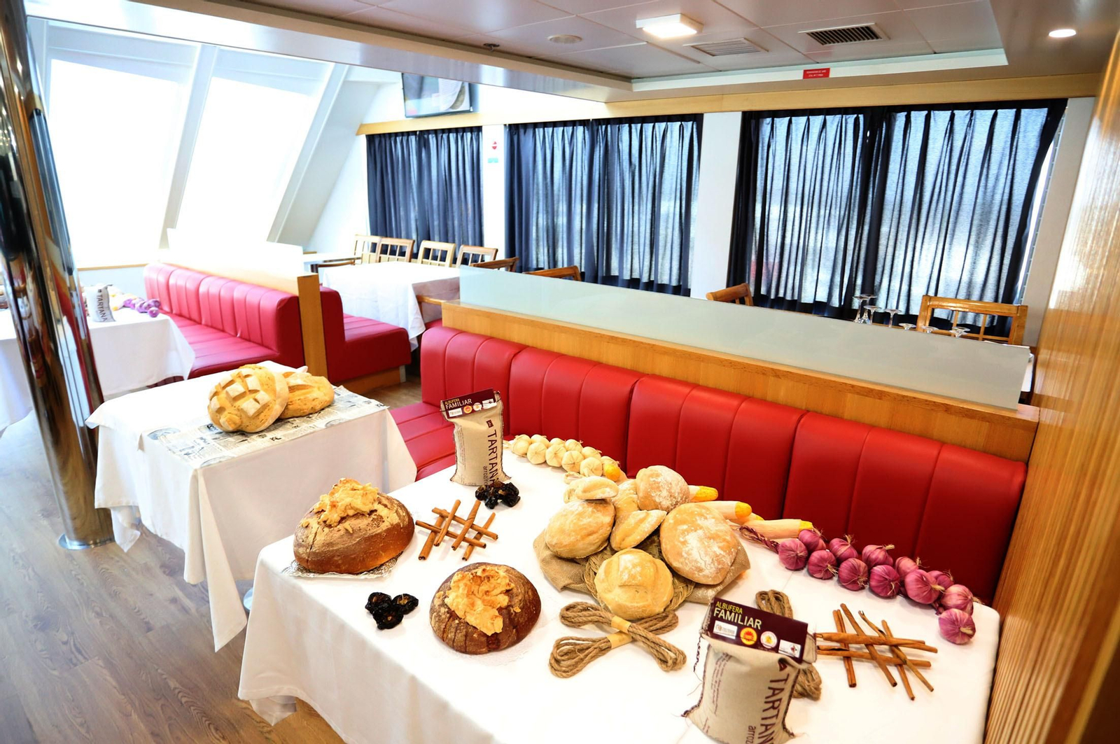 Imágenes de la llegada de un buque de Baleària al Puerto de Huelva