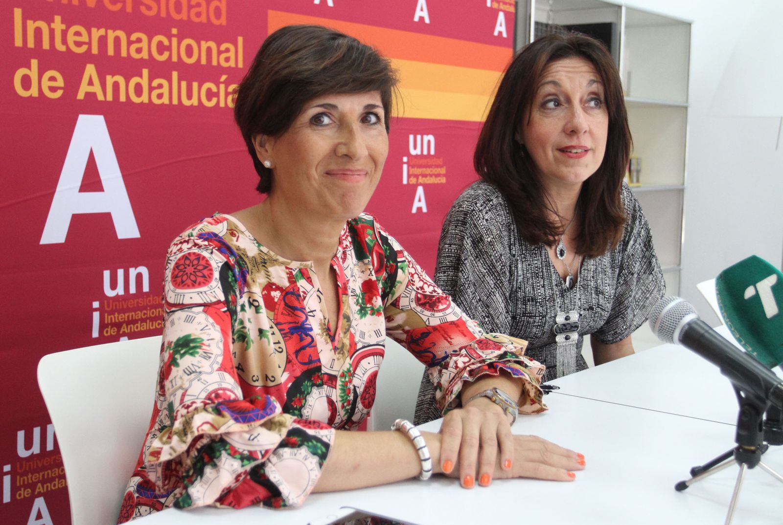 Esther Arén -izquierda- y Yolanda Navarro.