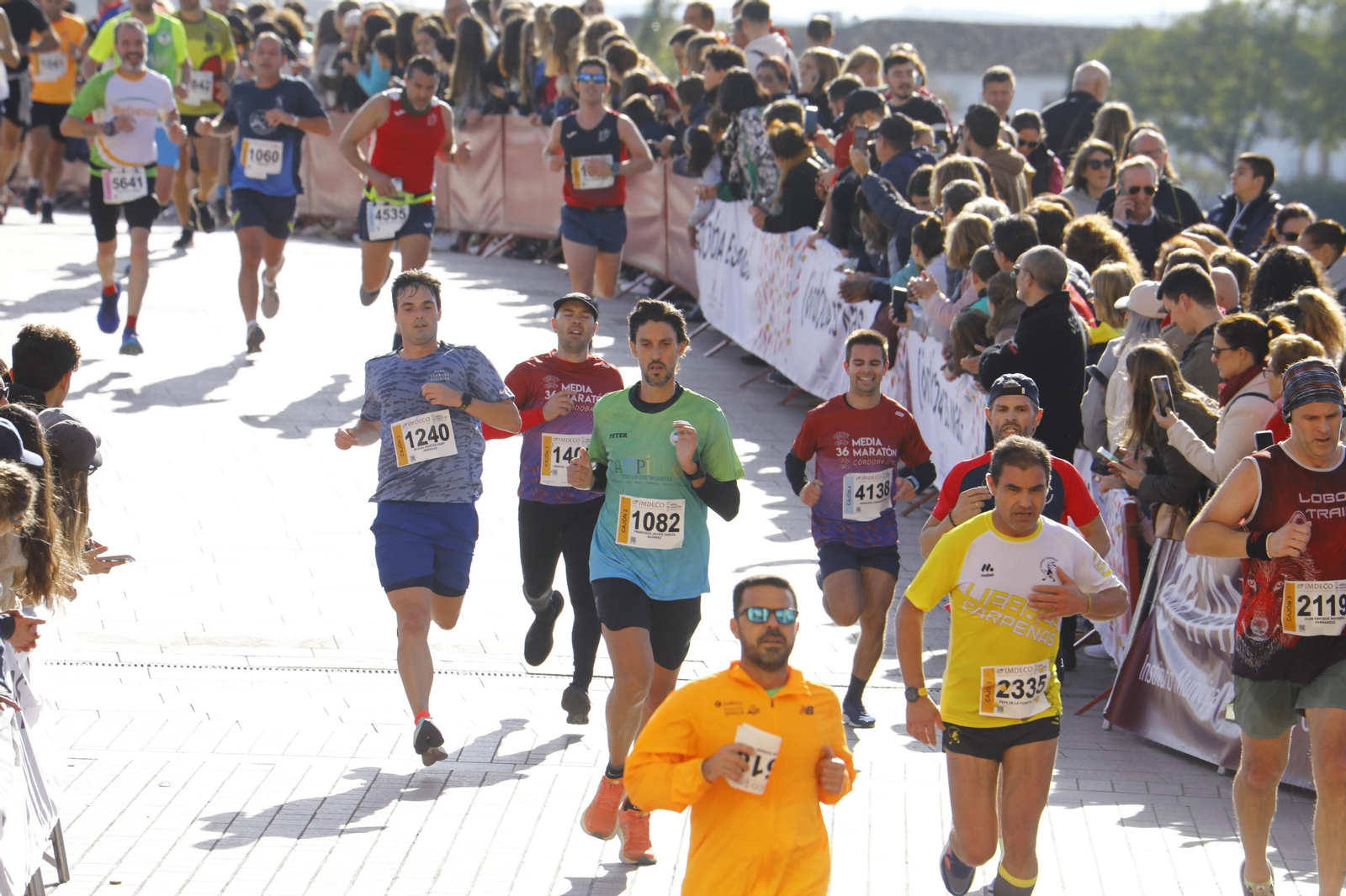 La gloria de cruzar la Puerta del Puente: imágenes de la meta de la 36 Media Maratón de Córdoba