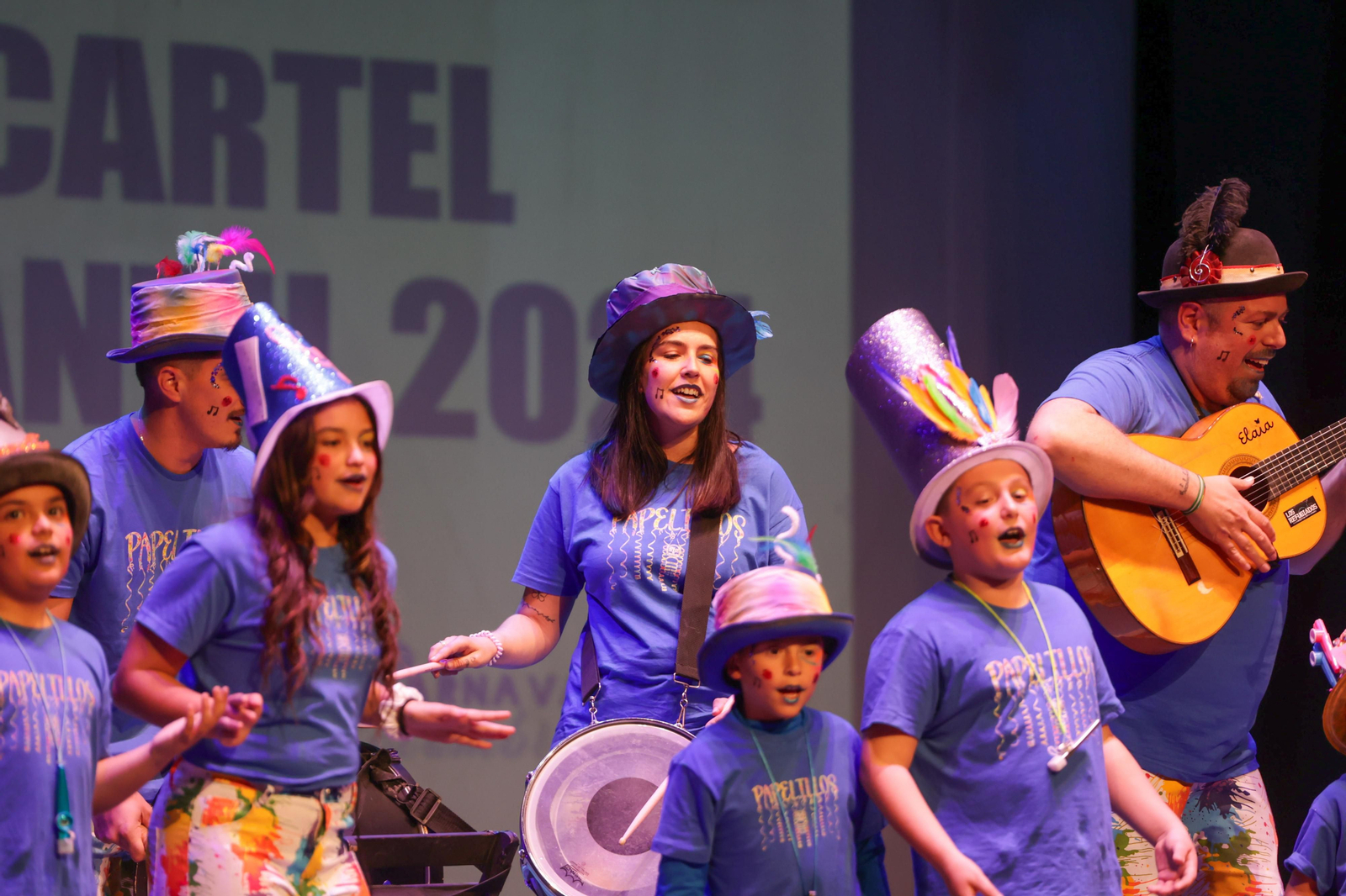 Imágenes de la actuación de la comparsa infantil de Huelva "La alegría de vivir" en el Carnaval Colombino