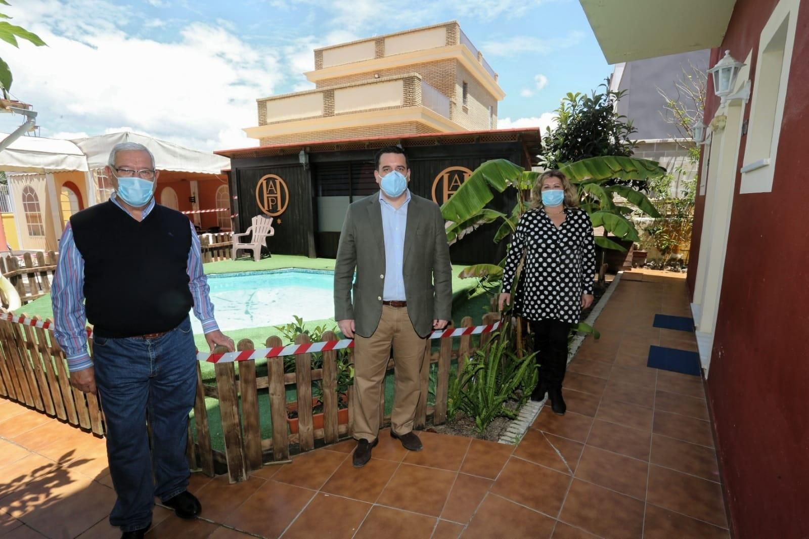 El Hostal Alhaja Playa, con su propietario, Luis Sánchez,  y el concejal Curro Martínez.