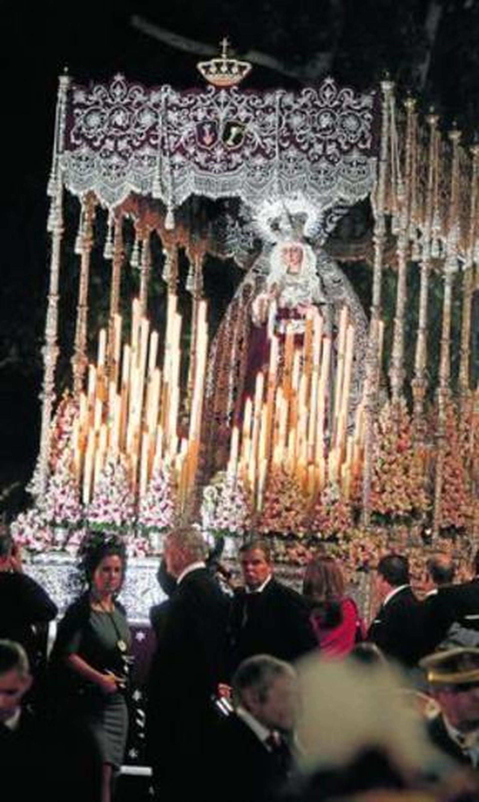 El bello paso de palio de Los Dolores abriéndose paso en la noche onubense.
