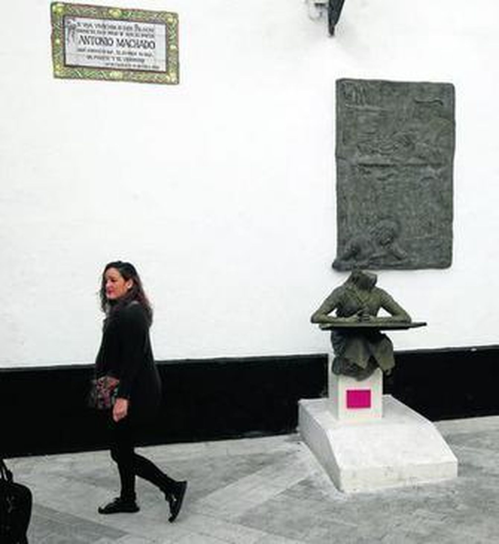El monumento a Antonio Machado se encuentra ya instalado delante de la Casa de las Dueñas.