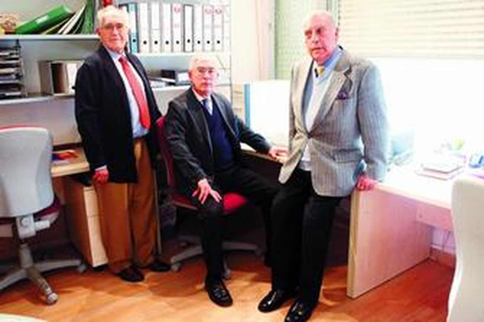 De izquierda a derecha, Francisco Viguera Lara-Barahona, Rafael Parejo Cardona y Diego Domínguez Gómez-Plana, en la sede de ASA.