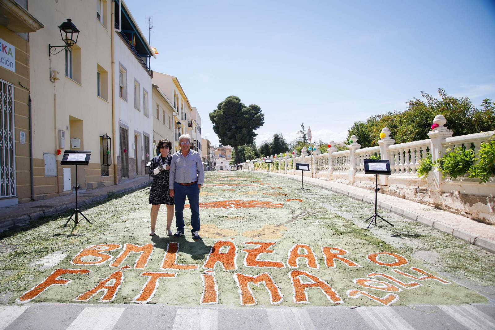 Así es la gran alfombra de serrín para que levite la Virgen de Fátima de Tíjola