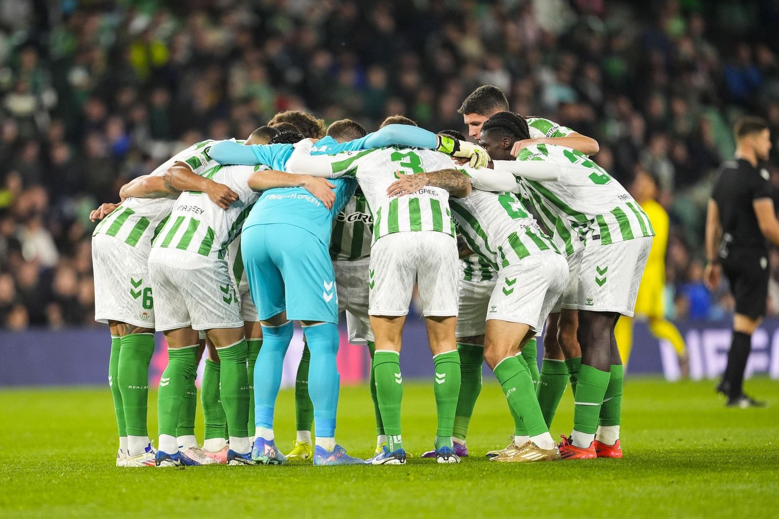 Los jugadores del Betis forman una piña antes del inicio del encuentro en el Villamarín ante el Helsinki en la última jornada de la Fase Liga de la Conference.