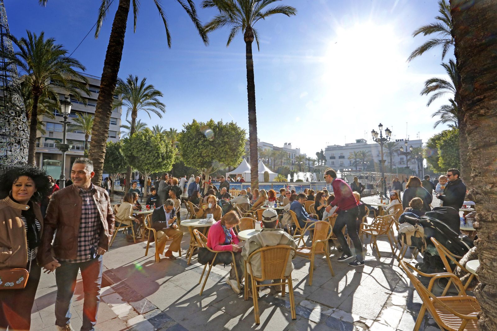 Clientes de la terraza de un céntrico bar disfrutan del sol el pasado mes de diciembre.