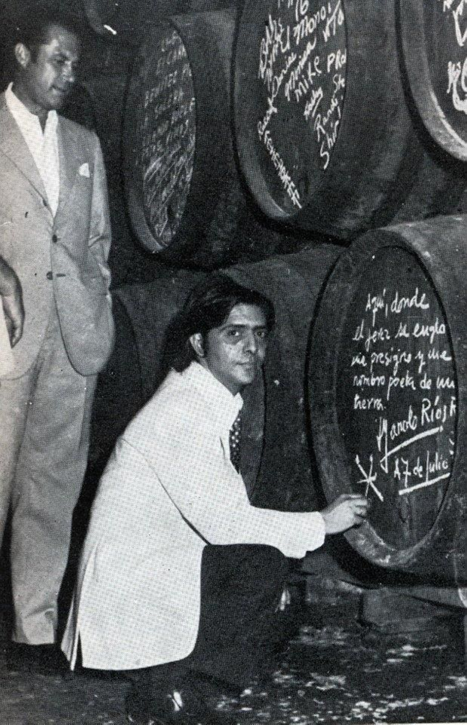 El poeta jerezano Manuel Ríos Ruiz firma su bota en Domecq, 1973.