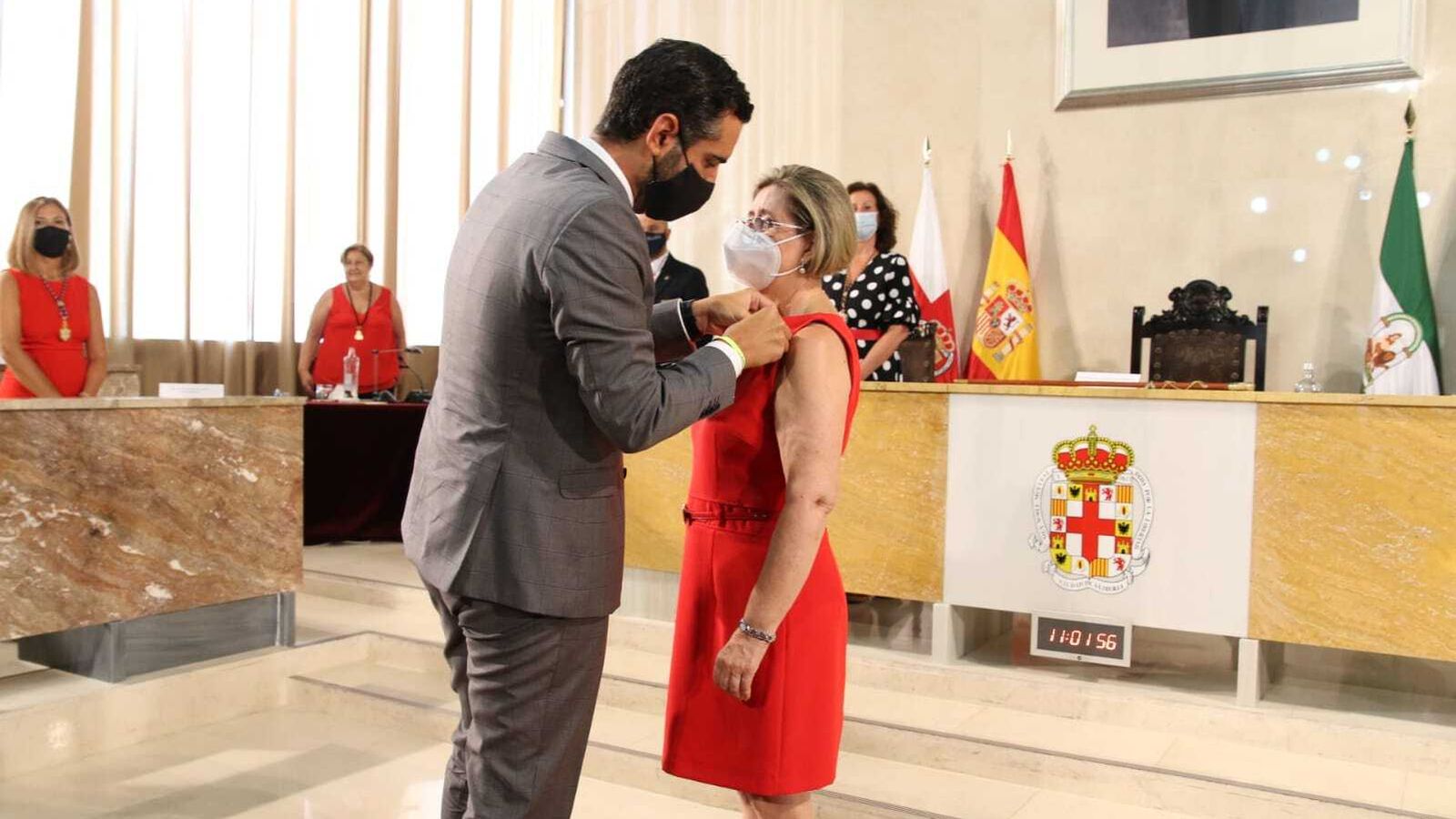El alcalde impuso el Escudo de Oro de la Ciudad de Almería a María Dolores Durán.