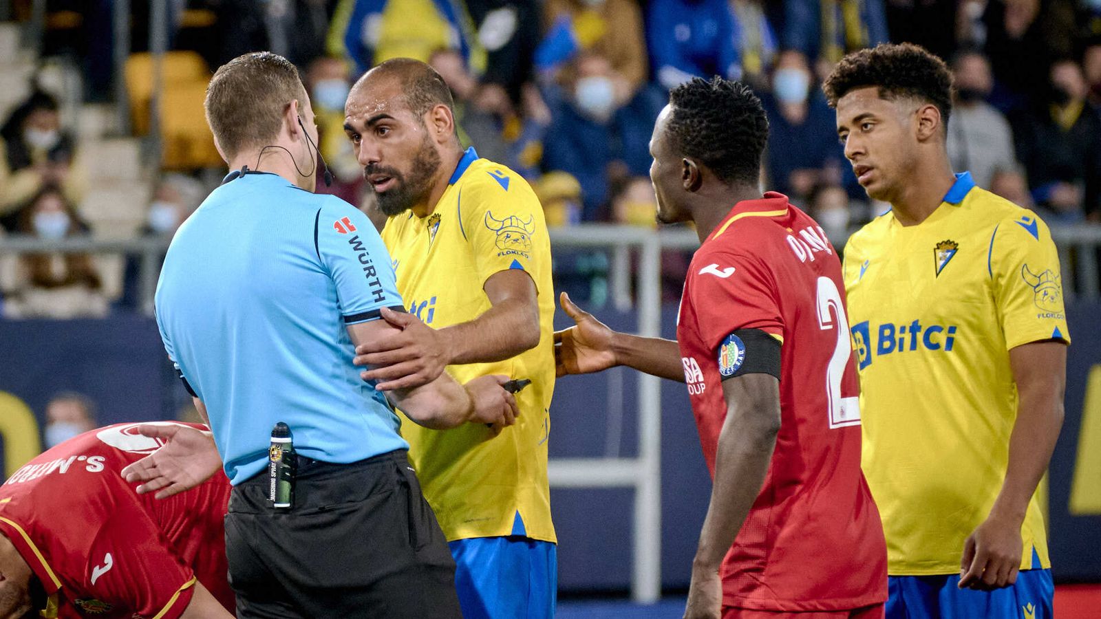 Partido de fútbol entre el Cádiz CF y el Getafe CF.