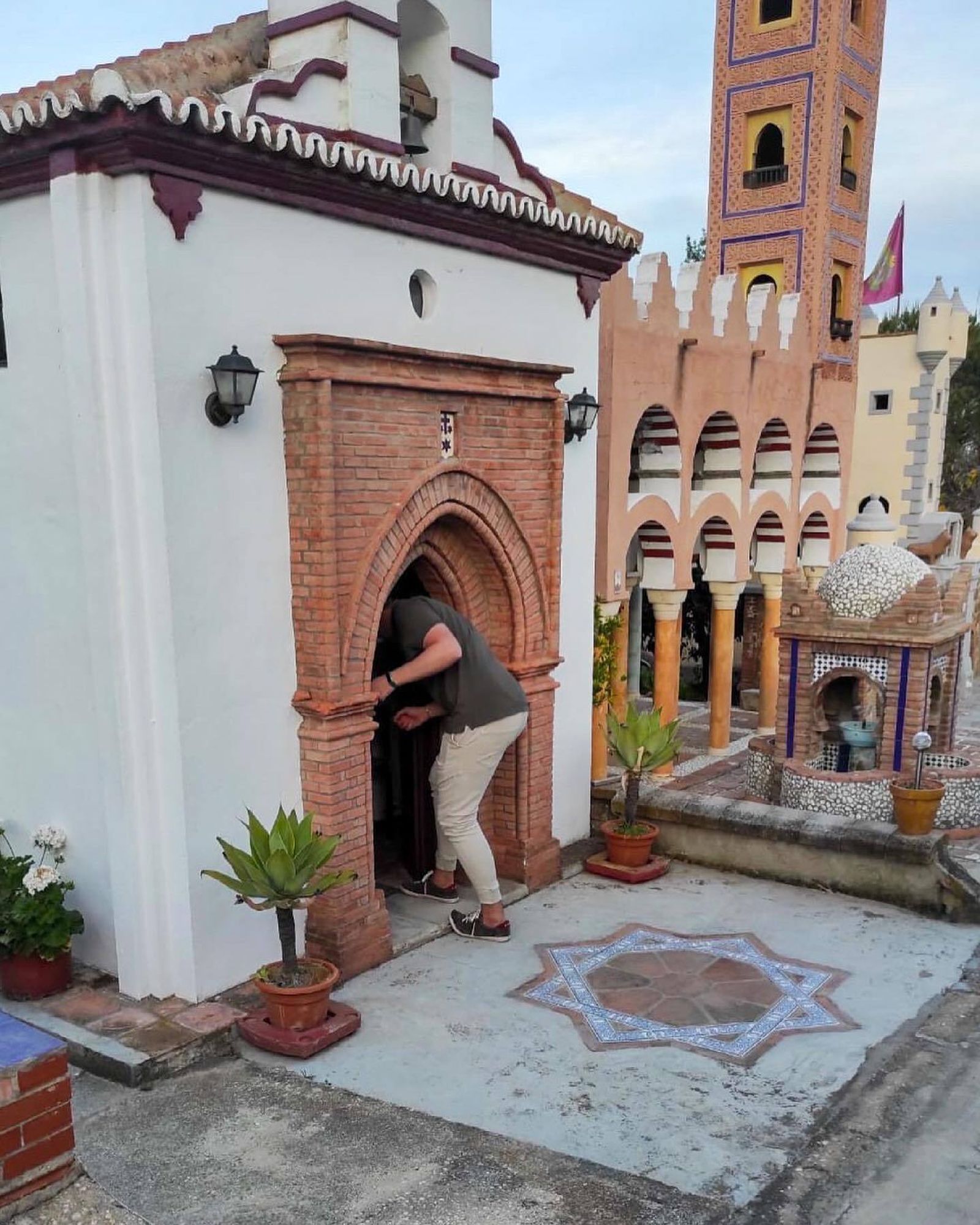 @Huelva_secreta accediendo al interior de una de las obras