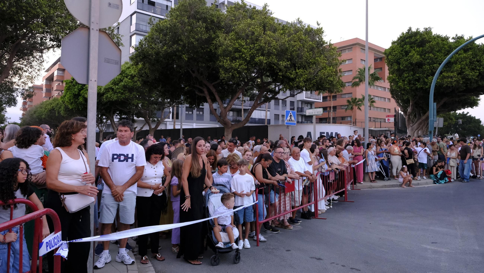 El pregón de la Feria de Almería 2025 y el encendido de la portada, en imágenes