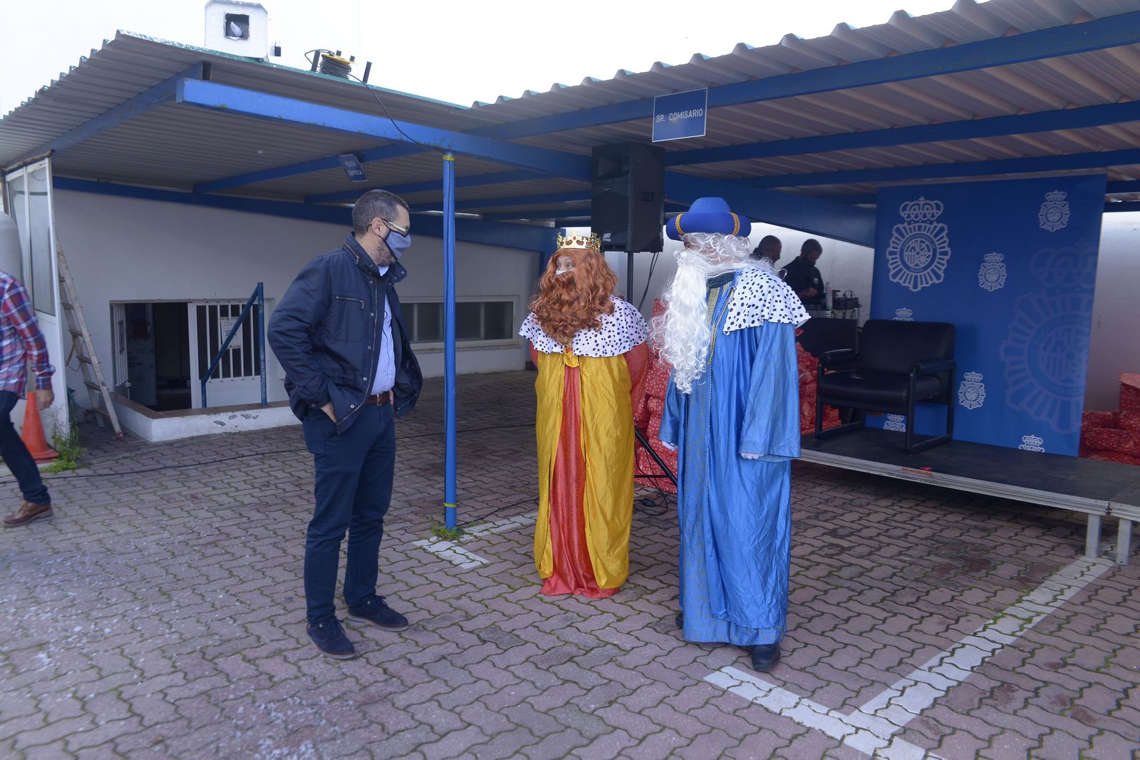 Fotos de la entrega de juguetes a familias por la CNP.