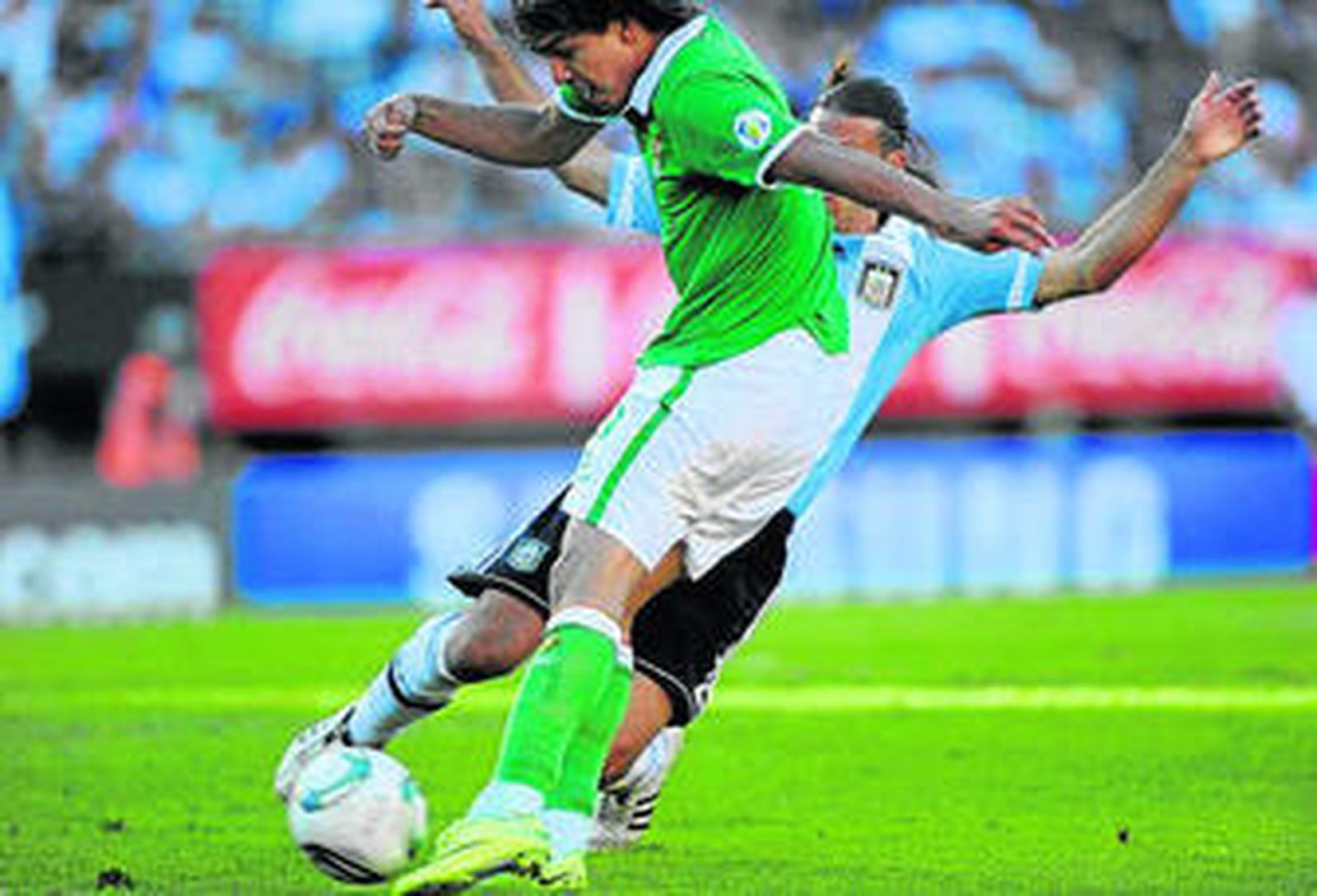 Demichelis intenta taponar sin éxito a Moreno.