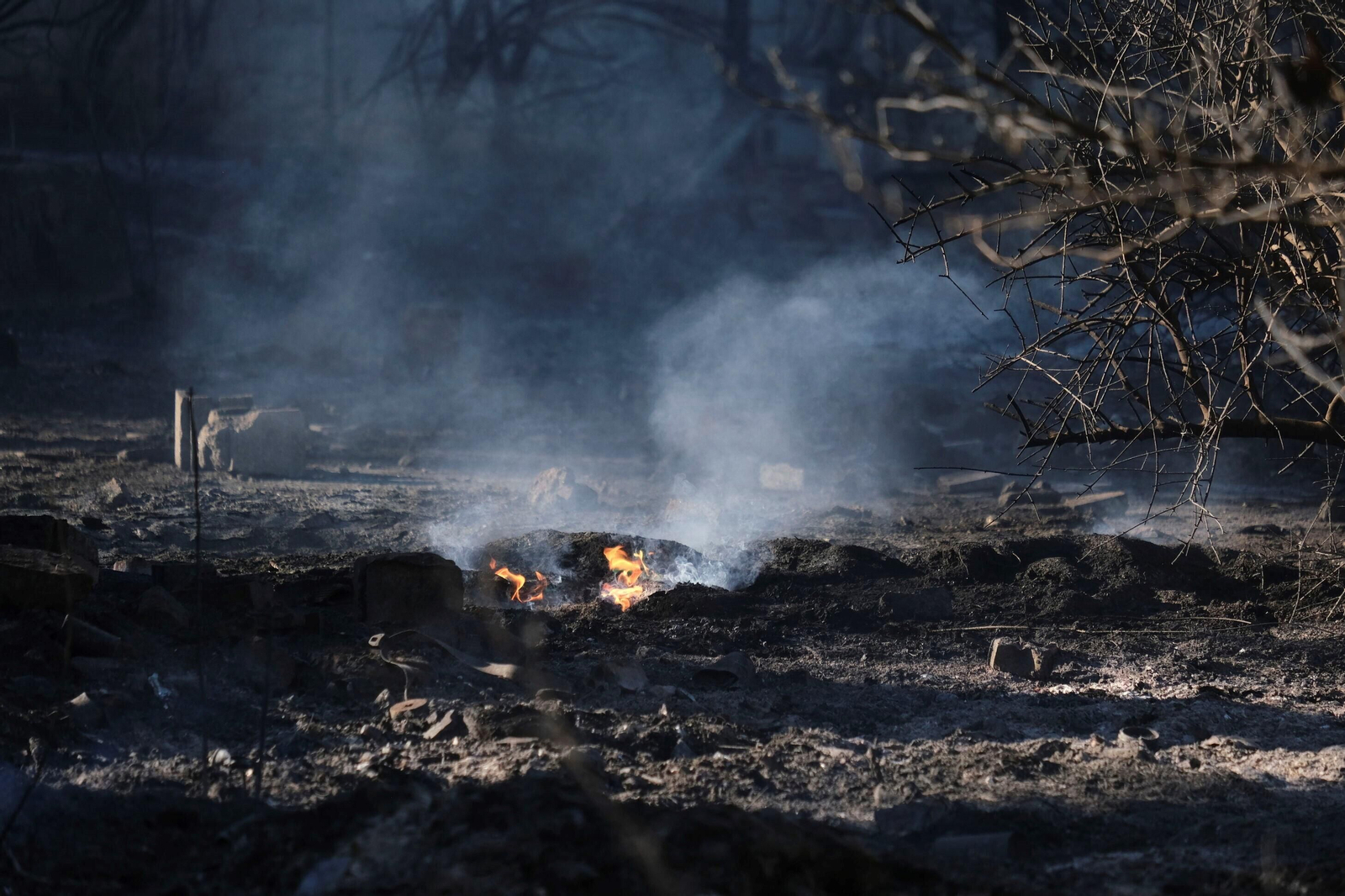 El día después del gran incendio de Chinales, en fotografías: rescoldos, humo y pérdidas El día después del gran incendio de Chinales, en fotografías: rescoldos, humo y pérdidas