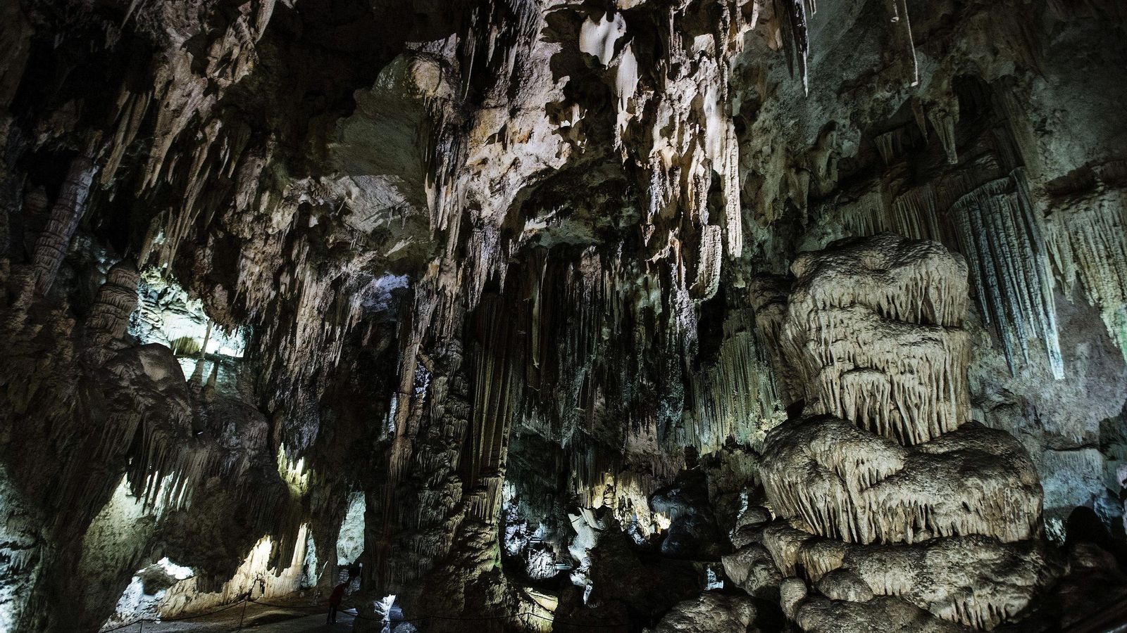 Una de las salas de la Cueva de Nerja.