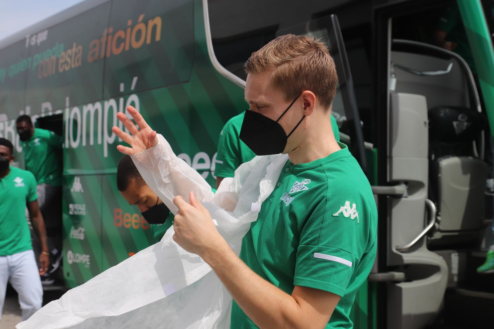 Borg se coloca la indumentaria para entrar en la fábrica de Coosur.