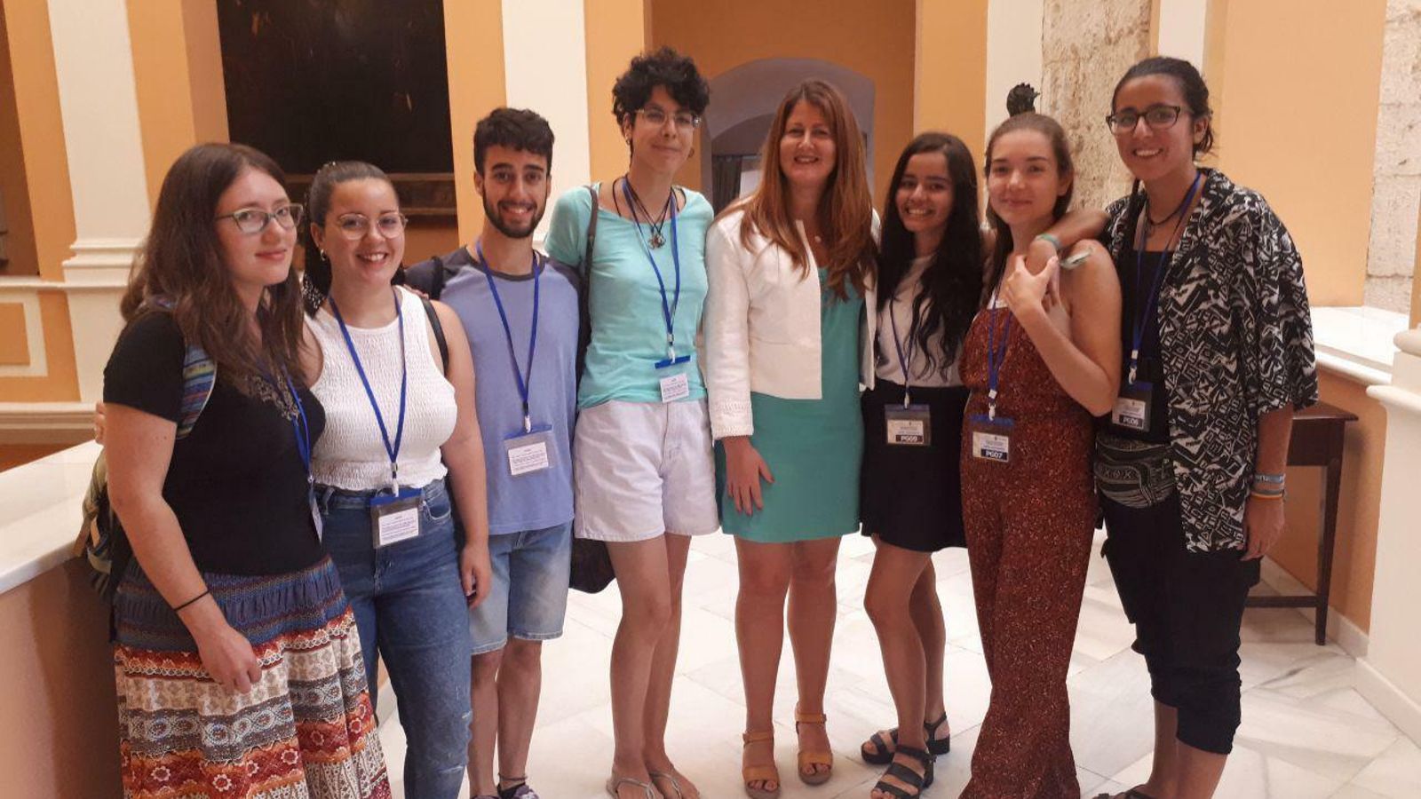 Susana Serrano con los miembros de Friday for Future, que ha pedido cada viernes esta declaración.