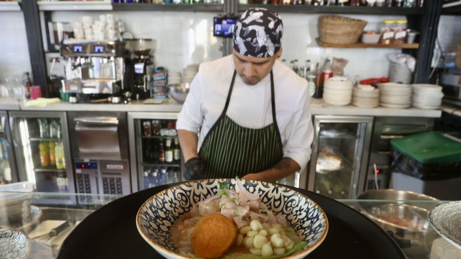 Uno de los cocineros acaba de preparar un ceviche.
