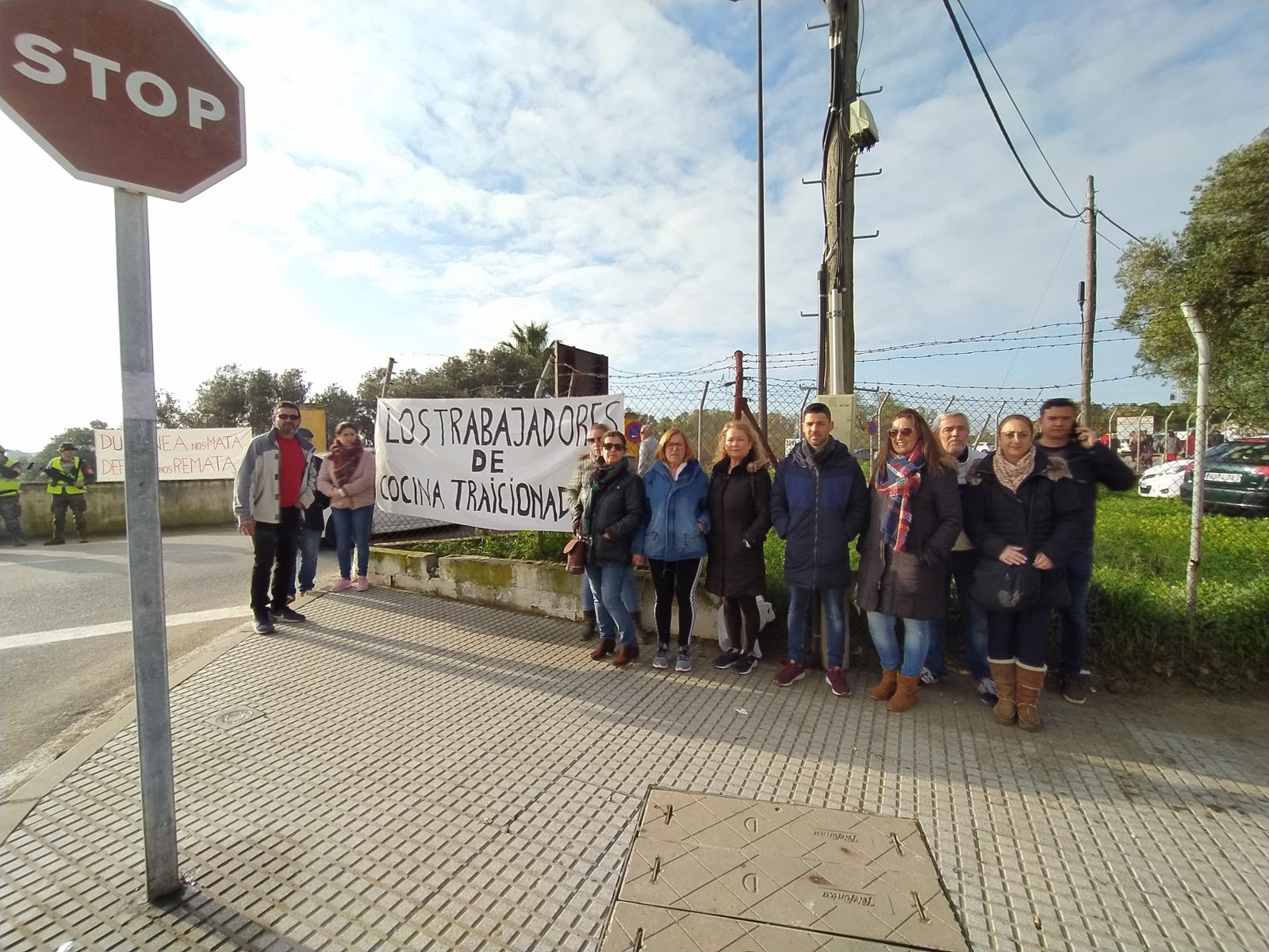 Los trabajadores del comedor de Camposoto, concentrados a las puertas del cuartel, ayer.