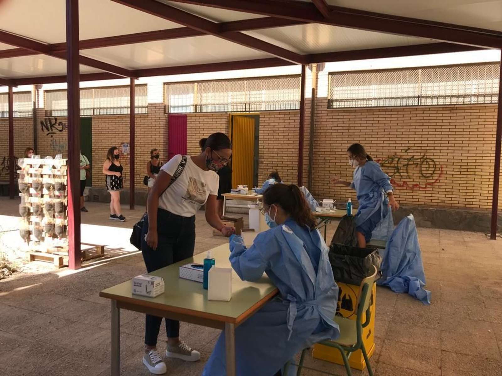 Maestras de Infantil pasan el test serológico en el IES Al-Andalus de la capital de Almería.