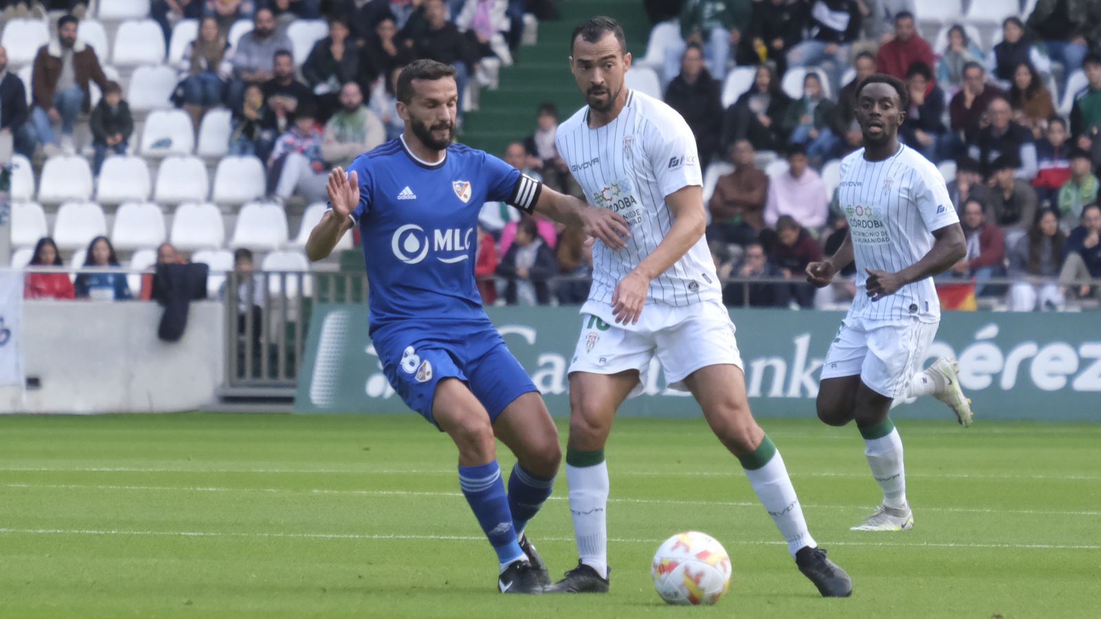 De las Cuevas es presionado por un rival.