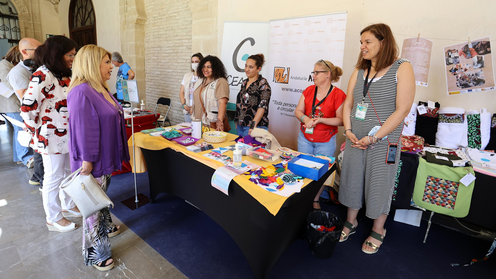 Imágenes de la Feria de la Diversidad en Los Claustros de Santo Domingo