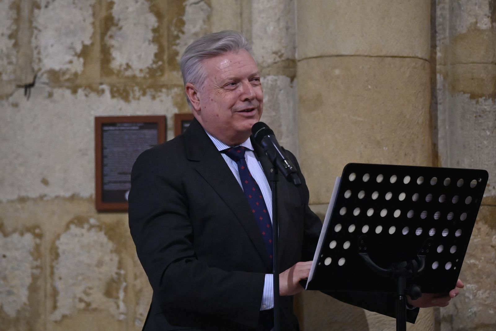 Las fotos de la presentación del manto de la Reina de los Mártires de Córdoba tras su restauración