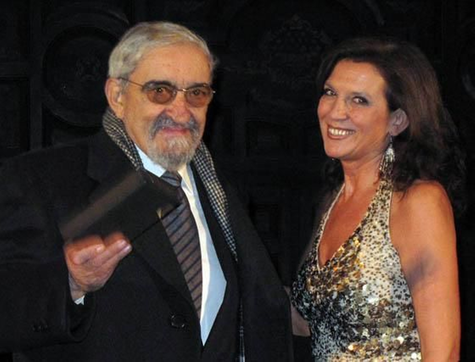 El periodista, escritor y crítico teatral Julio Martínez Velasco, comisario de los actos del centenario de la APS, recibió una distinción por parte de su presidenta, Nani Carvajal.

Foto: Victoria Ramírez