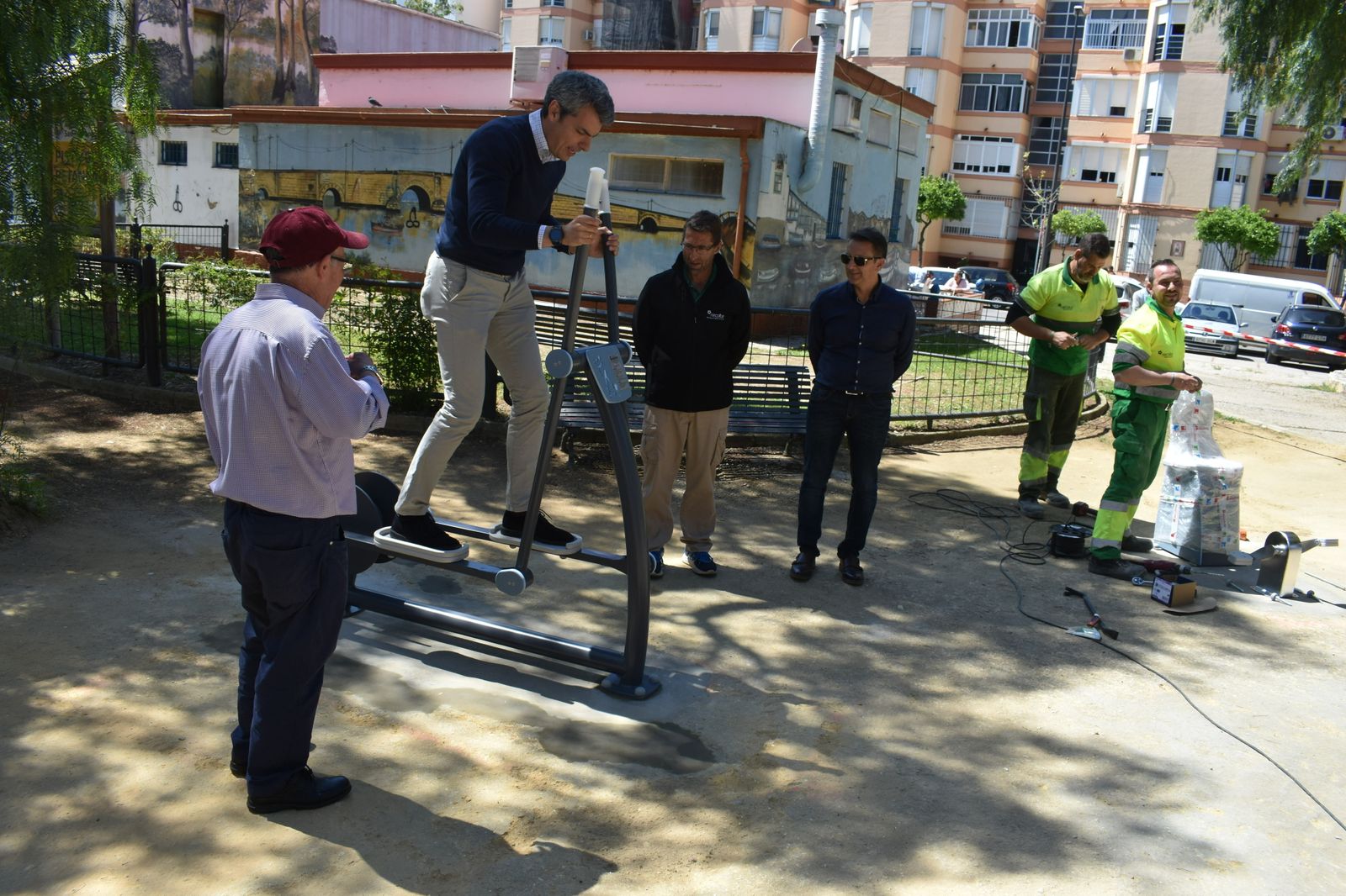 El primer teniente de alcaldesa prueba uno de los aparatos de gimnasia para mayores.