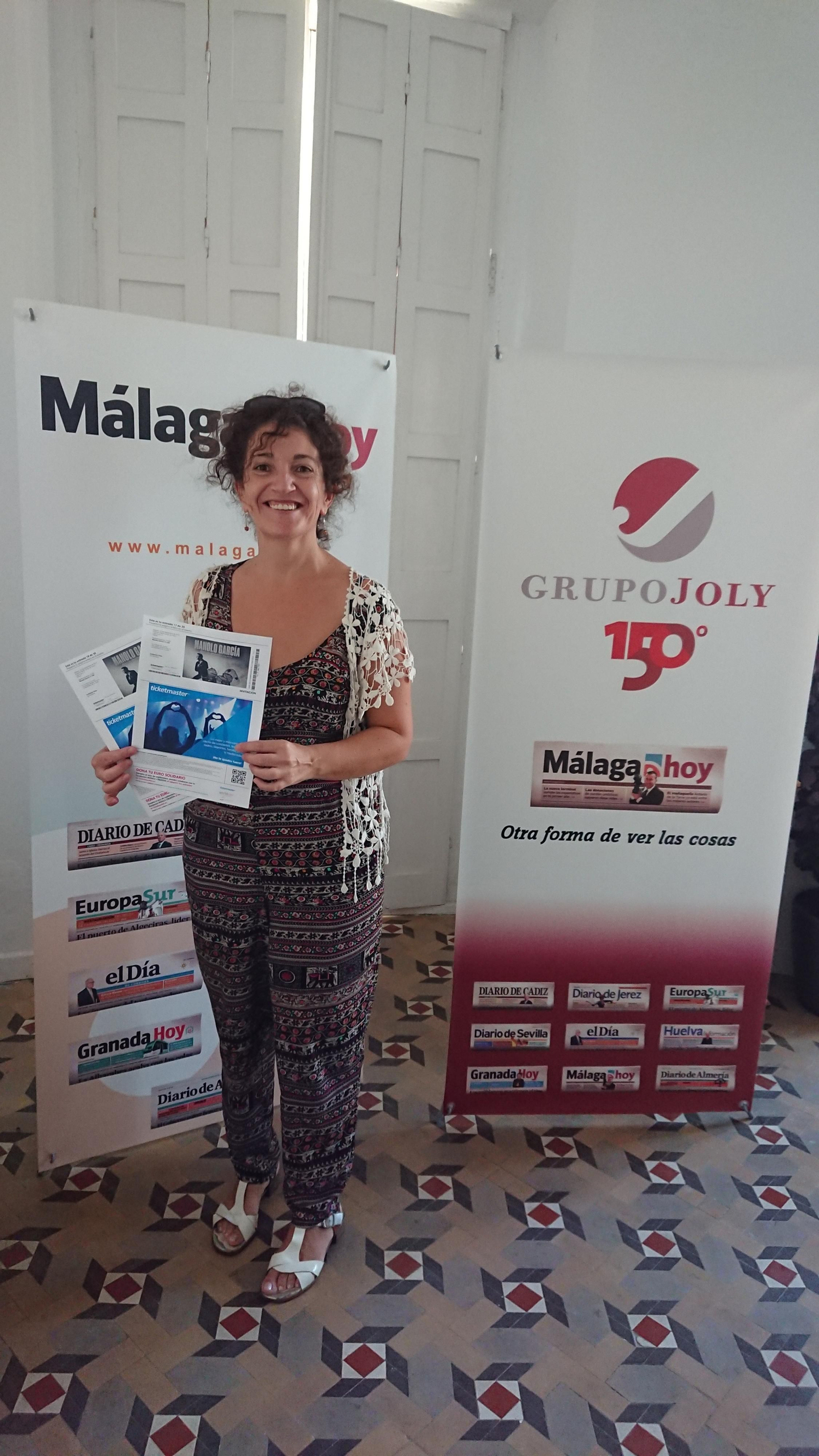 Elena Garrote, recogiendo sus entradas para ver a Manolo García en concierto