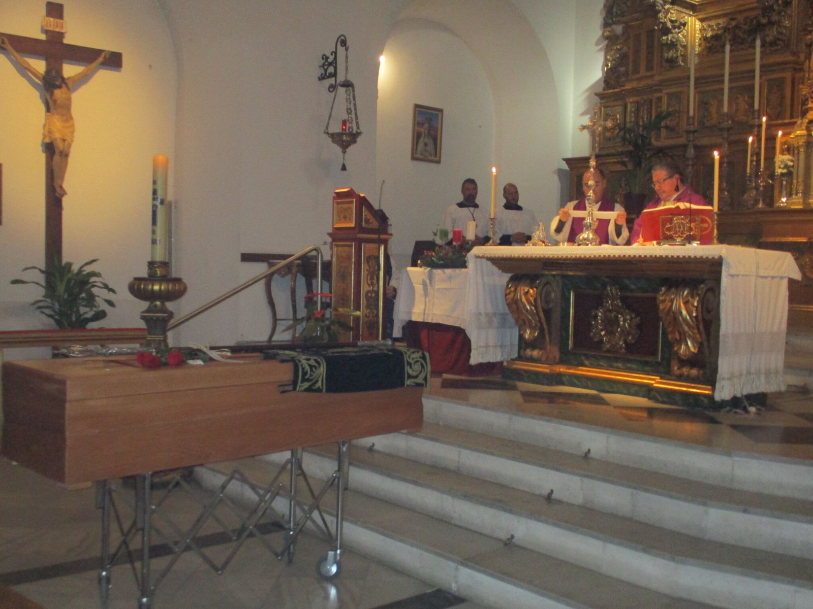 El párroco de Santiago, Francisco Escámez, ofició la misa de corpore in sepulto.