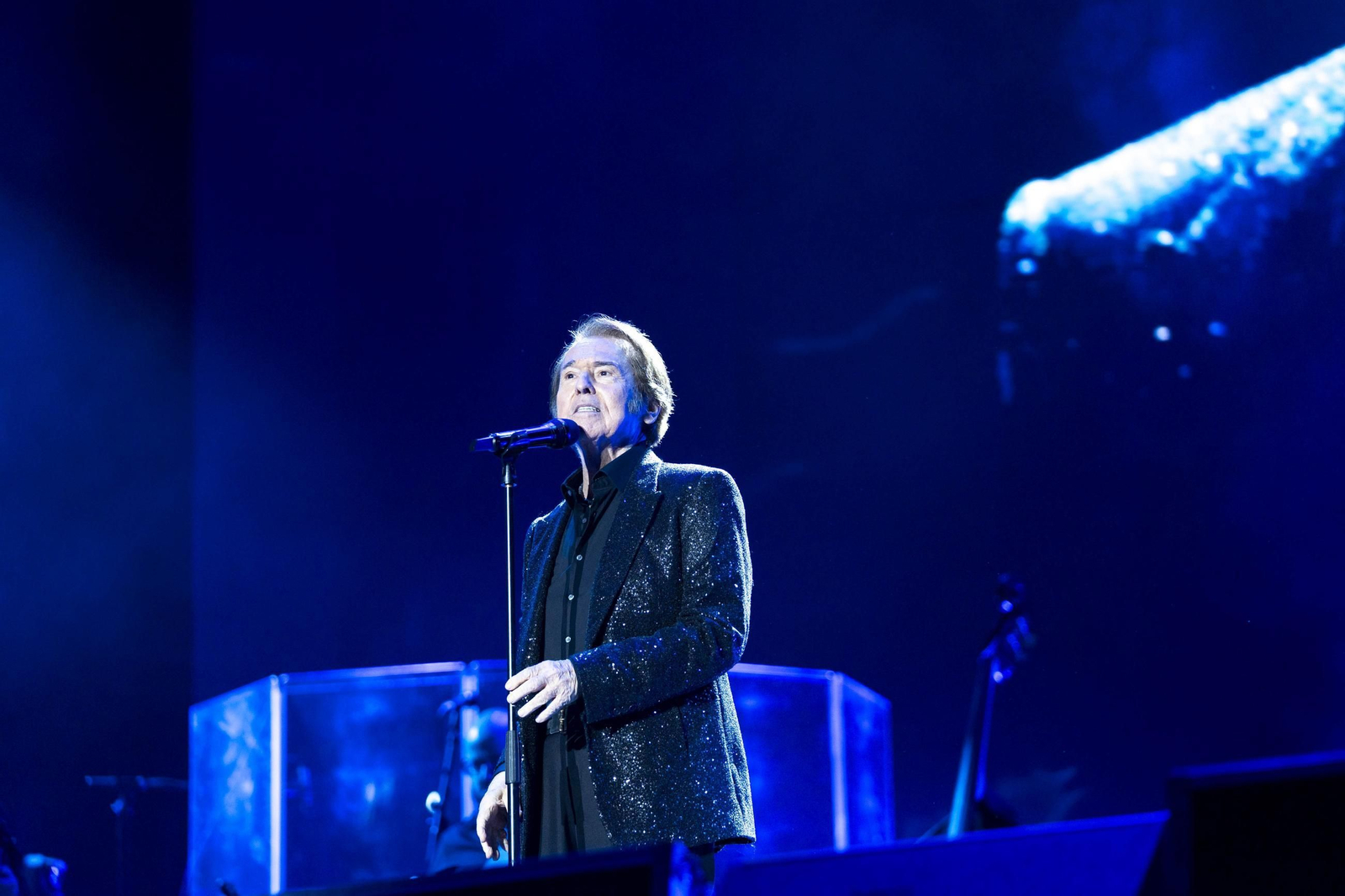 Las mejores imágenes del concierto de Raphael en la plaza de toros de Almería