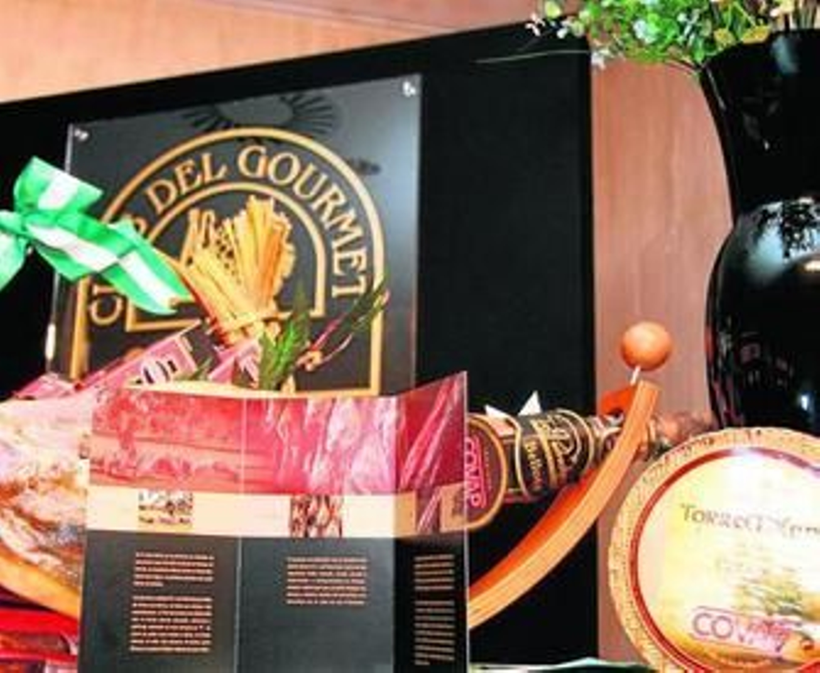 Exposición de productos ibéricos elaborados por la compañía Covap.