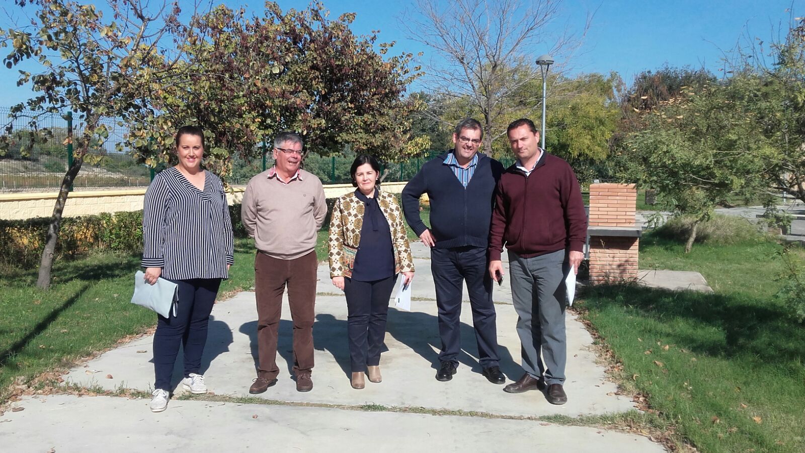 La diputada Asunción Llamas, durante el recorrido por Isla Redonda-La Aceñuela. Debajo, en la visita a Marinaleda.