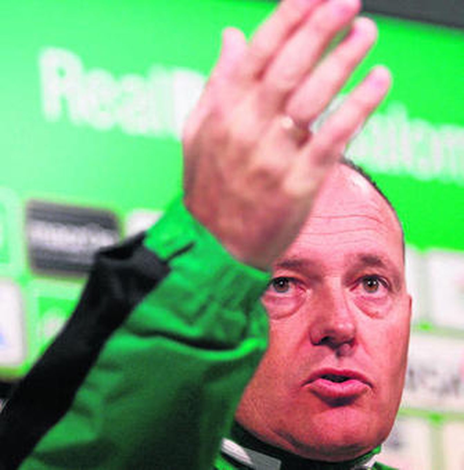 Pepe Mel, brazo al aire, se dirige a los periodistas.