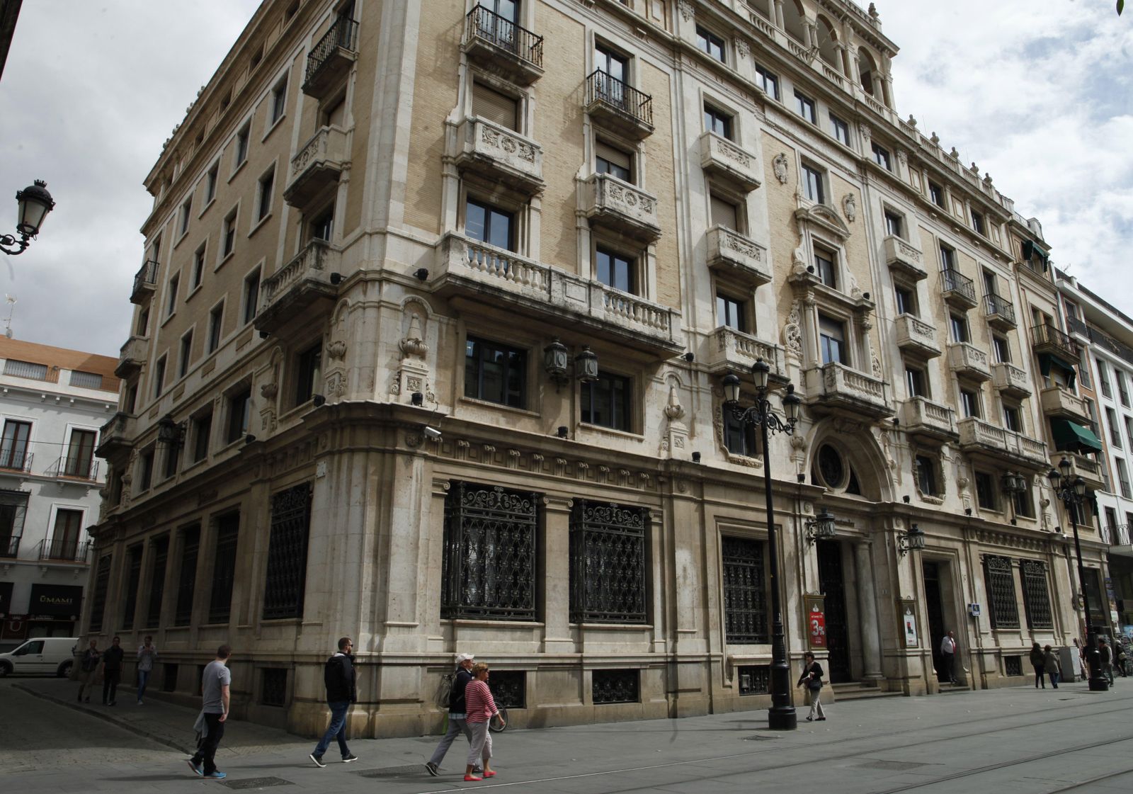 La sede del Banco Santander en la Avenida de la Constitución.