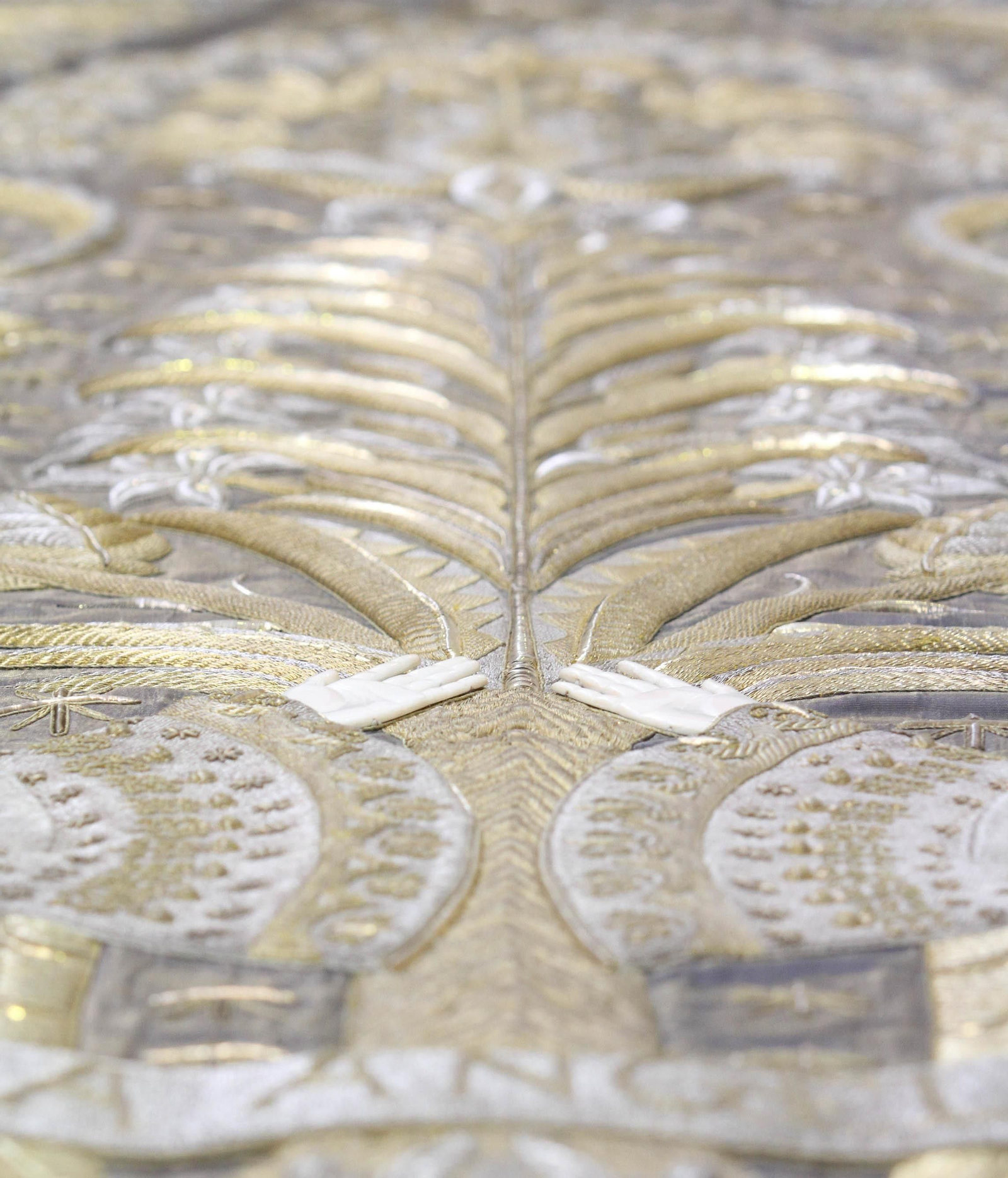 El manto de la Virgen de los Ángeles ya restaurado, en imágenes