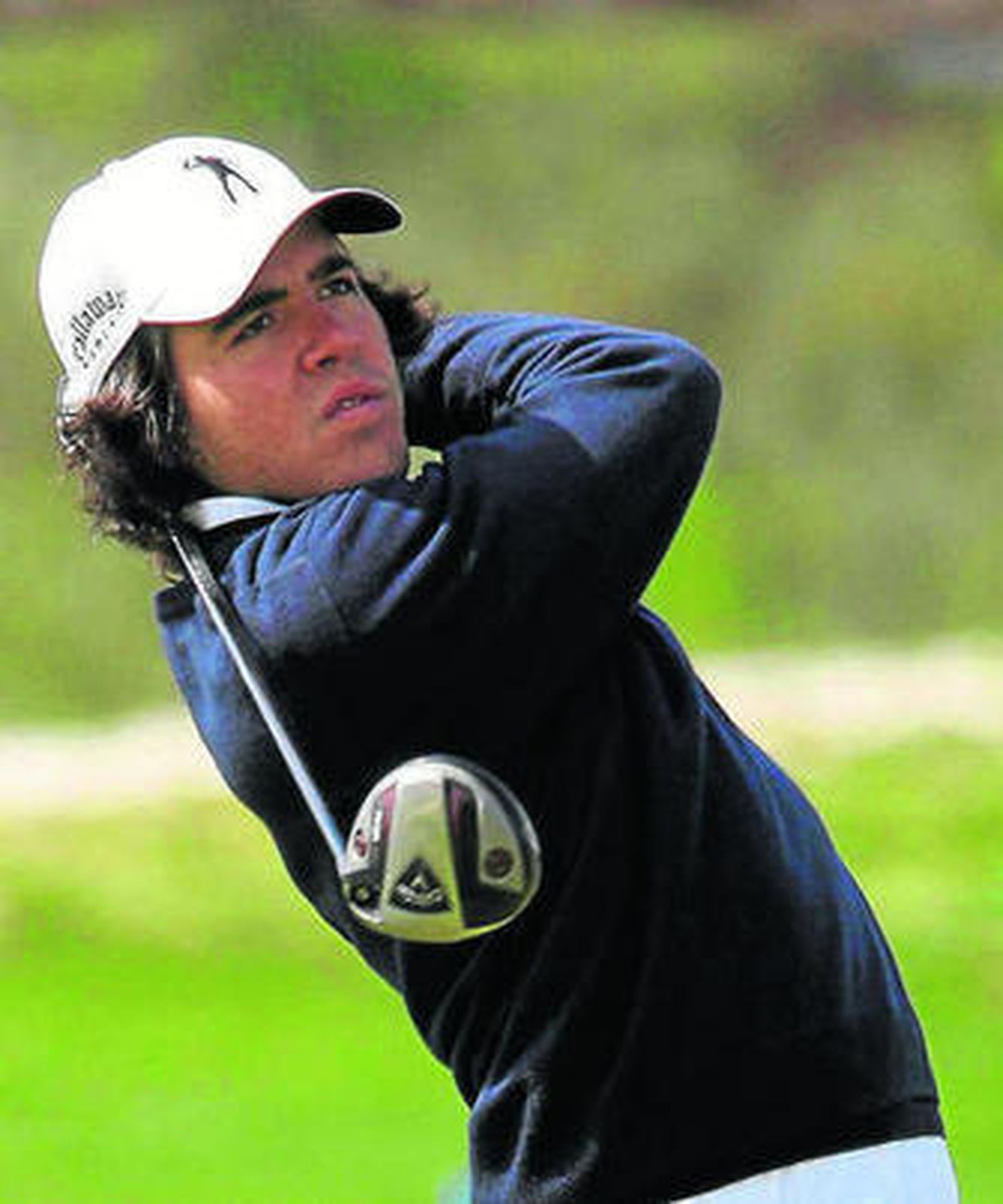 Javier Ballesteros da un golpe durante un torneo.