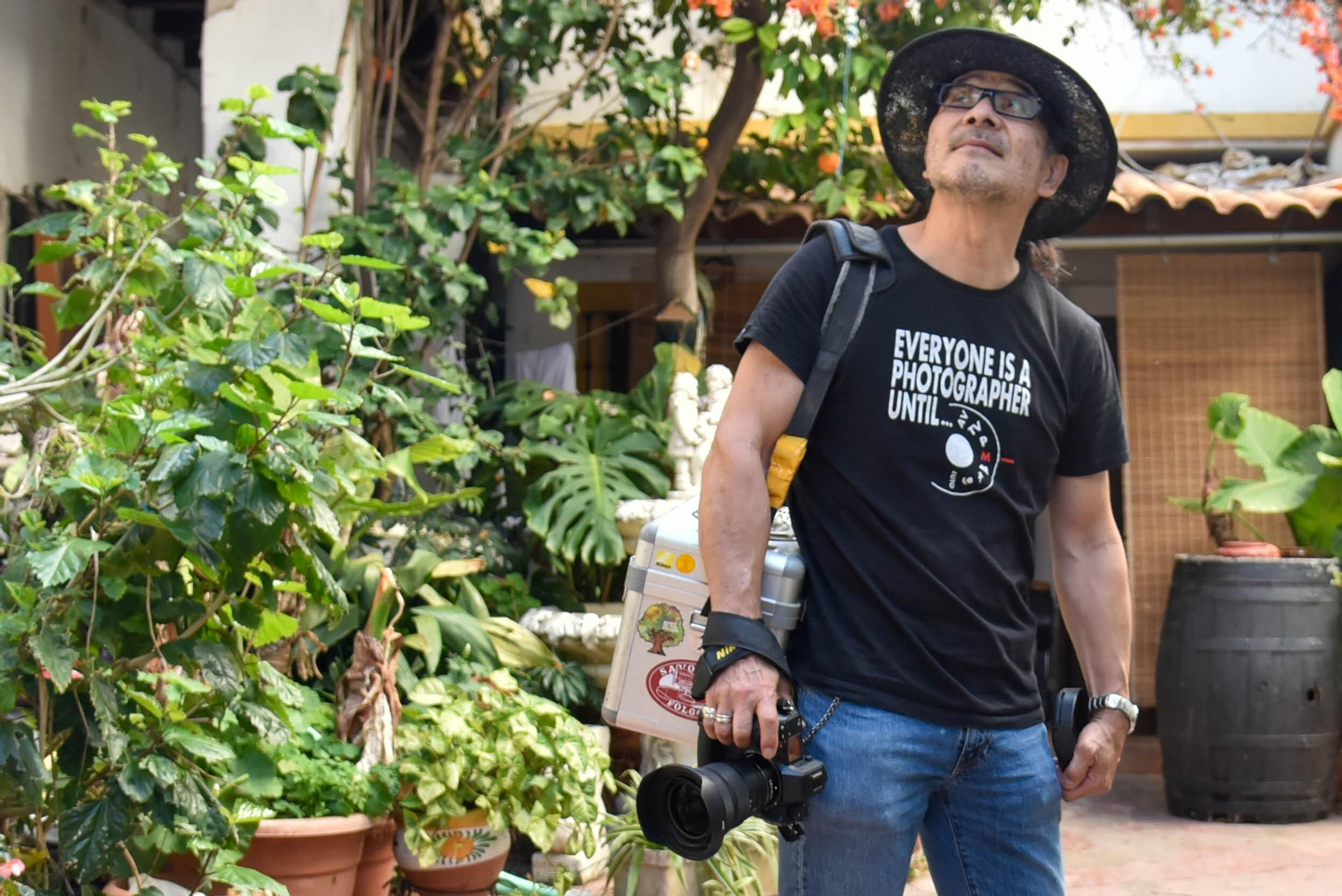 Tomoyuki Hotta, en un patio de vecinos de la calle Tarifa de Algeciras.