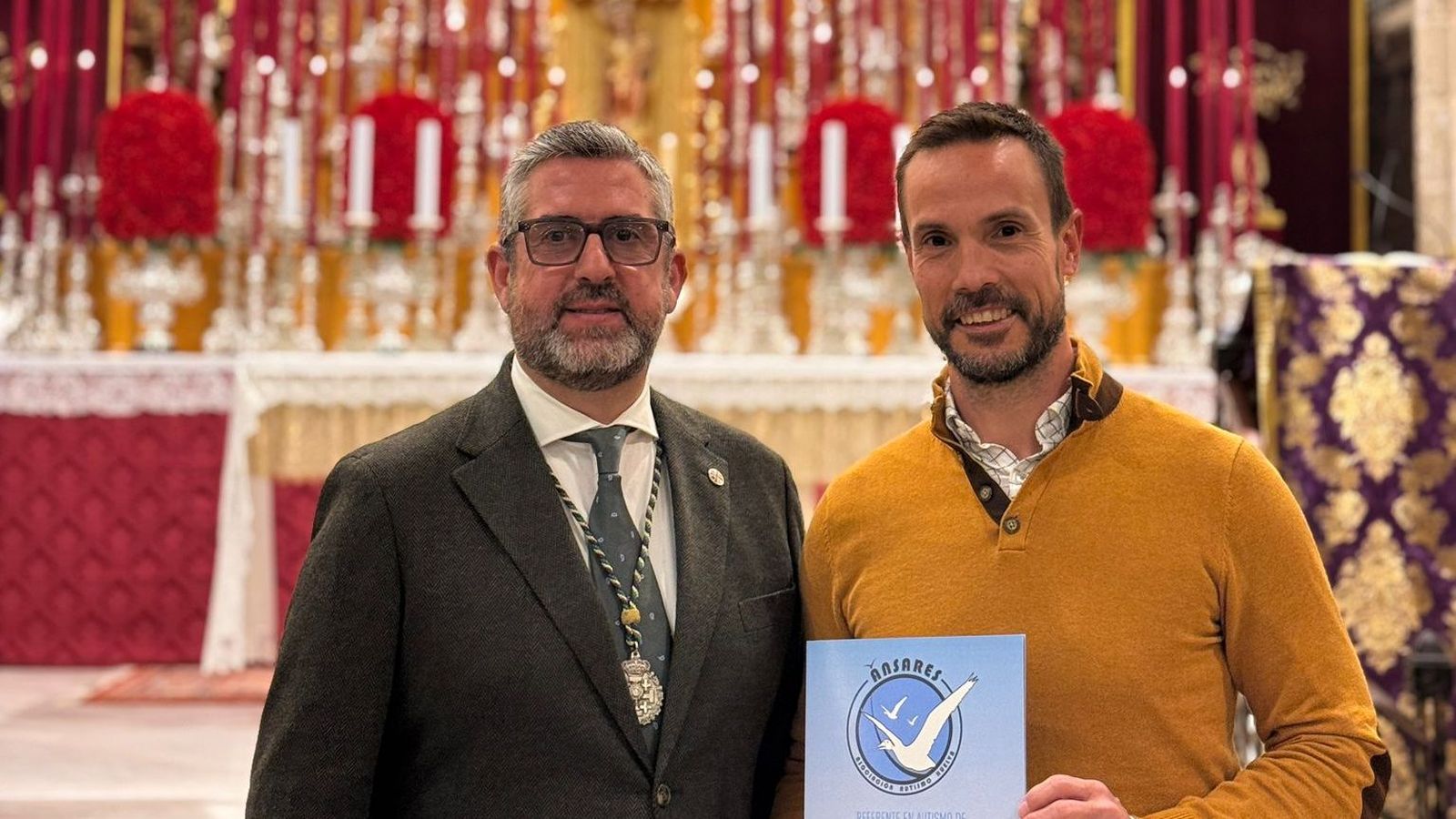 Firma del convenio entre Autismo Huelva Ánsares y la Hermandad Sacramental de Pasión.
