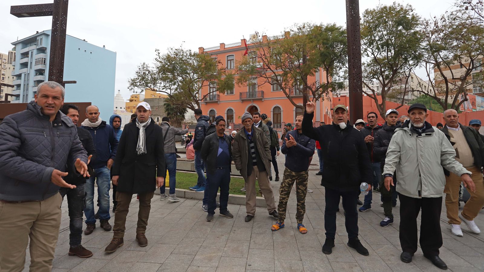 Más de 200 marroquíes concentrados en la puerta del consulado de Marruecos en Algeciras tras el cierre de fronteras del país por la pandemia