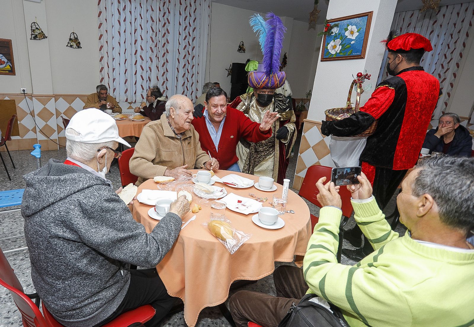 Imágenes de la visita de los Reyes Magos a los hospitales y residencias de mayores de Huelva